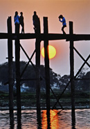 夕日のウーベイン木橋